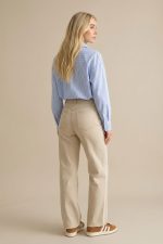 Curvy Wide Leg Jeans Το curvy wide leg jeans είναι η ιδανική επιλογή για άνετα αλλά και stylish looks. Η ψηλόμεση εφαρμογή αγκαλιάζει τη μέση, ενώ η wide leg γραμμή χαρίζει κομψότητα και ελευθερία κινήσεων. Το ελαστικό ύφασμα εξασφαλίζει τέλεια εφαρμογή σε κάθε σωματότυπο. Styling Tip Συνδύασέ το με ένα fitted top ή πουκάμισο μέσα από το παντελόνι για να αναδείξεις τη μέση ή με oversized t-shirt για πιο relaxed looks. Ιδανικό με sneakers αλλά και πέδιλα για πιο elevated εμφανίσεις.