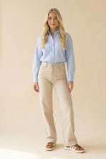 Ένα διαχρονικό ριγέ πουκάμισο που συνδυάζει άνεση και κομψότητα. Το ελαστικό ύφασμα και η χαλαρή γραμμή το κάνουν ιδανικό για καθημερινά αλλά και πιο προσεγμένα looks, ενώ οι κάθετες ρίγες κολακεύουν τη σιλουέτα. Styling Tip Συνδύασέ το με υφασμάτινο παντελόνι για office chic εμφανίσεις ή με denim για effortless casual looks. Ιδανικό και για layering μέσα από σακάκι ή cardigan.