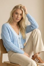 GNT Knitted Cardigan in yellow Κωδικός: GNT Η GNT Knitted Cardigan in yellow είναι ένα statement knit με διαχρονική αισθητική και σύγχρονο χαρακτήρα. Η πλεκτή πλέξη “κοτσίδα” σε συνδυασμό με το ριγέ τελείωμα προσθέτουν διακριτική ένταση, διατηρώντας το look clean και ισορροπημένο.