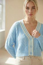 GNT Knitted Cardigan in yellow Κωδικός: GNT Η GNT Knitted Cardigan in yellow είναι ένα statement knit με διαχρονική αισθητική και σύγχρονο χαρακτήρα. Η πλεκτή πλέξη “κοτσίδα” σε συνδυασμό με το ριγέ τελείωμα προσθέτουν διακριτική ένταση, διατηρώντας το look clean και ισορροπημένο.