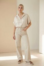 Σατινέ boxy fit Πουκάμισο Κωδ:2622 Το σατέν πουκάμισο σε boxy γραμμή είναι το απόλυτο κομμάτι για effortless κομψότητα. Με χαλαρή εφαρμογή και διακριτική λάμψη, αγκαλιάζει το σώμα χωρίς να το περιορίζει, προσφέροντας άνεση και στυλ όλη μέρα. Ιδανικό για chic εμφανίσεις από το πρωί έως το βράδυ. Styling Tip Συνδύασέ το με ψηλόμεσο tailored παντελόνι ή wide leg jeans για κομψό everyday look ή φόρεσέ το μέσα από σατέν φούστα για πιο elegant εμφανίσεις.