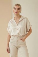 Σατινέ boxy fit Πουκάμισο Κωδ:2622 Το σατέν πουκάμισο σε boxy γραμμή είναι το απόλυτο κομμάτι για effortless κομψότητα. Με χαλαρή εφαρμογή και διακριτική λάμψη, αγκαλιάζει το σώμα χωρίς να το περιορίζει, προσφέροντας άνεση και στυλ όλη μέρα. Ιδανικό για chic εμφανίσεις από το πρωί έως το βράδυ. Styling Tip Συνδύασέ το με ψηλόμεσο tailored παντελόνι ή wide leg jeans για κομψό everyday look ή φόρεσέ το μέσα από σατέν φούστα για πιο elegant εμφανίσεις.