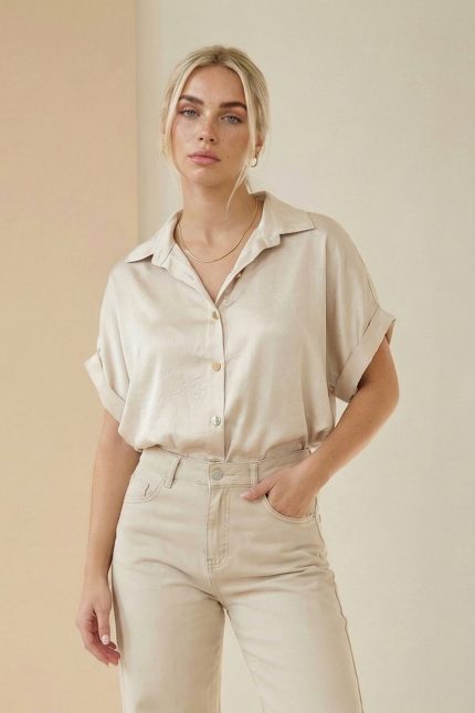 Σατινέ boxy fit Πουκάμισο Κωδ:2622 Το σατέν πουκάμισο σε boxy γραμμή είναι το απόλυτο κομμάτι για effortless κομψότητα. Με χαλαρή εφαρμογή και διακριτική λάμψη, αγκαλιάζει το σώμα χωρίς να το περιορίζει, προσφέροντας άνεση και στυλ όλη μέρα. Ιδανικό για chic εμφανίσεις από το πρωί έως το βράδυ. Styling Tip Συνδύασέ το με ψηλόμεσο tailored παντελόνι ή wide leg jeans για κομψό everyday look ή φόρεσέ το μέσα από σατέν φούστα για πιο elegant εμφανίσεις.