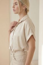 Σατινέ boxy fit Πουκάμισο Κωδ:2622 Το σατέν πουκάμισο σε boxy γραμμή είναι το απόλυτο κομμάτι για effortless κομψότητα. Με χαλαρή εφαρμογή και διακριτική λάμψη, αγκαλιάζει το σώμα χωρίς να το περιορίζει, προσφέροντας άνεση και στυλ όλη μέρα. Ιδανικό για chic εμφανίσεις από το πρωί έως το βράδυ. Styling Tip Συνδύασέ το με ψηλόμεσο tailored παντελόνι ή wide leg jeans για κομψό everyday look ή φόρεσέ το μέσα από σατέν φούστα για πιο elegant εμφανίσεις.