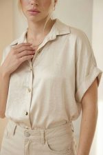 Σατινέ boxy fit Πουκάμισο Κωδ:2622 Το σατέν πουκάμισο σε boxy γραμμή είναι το απόλυτο κομμάτι για effortless κομψότητα. Με χαλαρή εφαρμογή και διακριτική λάμψη, αγκαλιάζει το σώμα χωρίς να το περιορίζει, προσφέροντας άνεση και στυλ όλη μέρα. Ιδανικό για chic εμφανίσεις από το πρωί έως το βράδυ. Styling Tip Συνδύασέ το με ψηλόμεσο tailored παντελόνι ή wide leg jeans για κομψό everyday look ή φόρεσέ το μέσα από σατέν φούστα για πιο elegant εμφανίσεις.