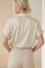 Σατινέ boxy fit Πουκάμισο Κωδ:2622 Το σατέν πουκάμισο σε boxy γραμμή είναι το απόλυτο κομμάτι για effortless κομψότητα. Με χαλαρή εφαρμογή και διακριτική λάμψη, αγκαλιάζει το σώμα χωρίς να το περιορίζει, προσφέροντας άνεση και στυλ όλη μέρα. Ιδανικό για chic εμφανίσεις από το πρωί έως το βράδυ. Styling Tip Συνδύασέ το με ψηλόμεσο tailored παντελόνι ή wide leg jeans για κομψό everyday look ή φόρεσέ το μέσα από σατέν φούστα για πιο elegant εμφανίσεις.