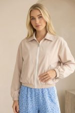 Το bomber jacket είναι το ιδανικό πανωφόρι για καθημερινά looks με άνεση και στυλ. Η αδιάβροχη υφή του το καθιστά πρακτικό για όλες τις ώρες, ενώ η χαλαρή γραμμή του προσφέρει ευκολία στις κινήσεις. Ένα basic κομμάτι που ταιριάζει με everything. Styling Tip Φόρεσέ το με jeans και sneakers για casual εμφανίσεις ή πάνω από φόρεμα για πιο elevated street style look.