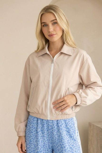 Το bomber jacket είναι το ιδανικό πανωφόρι για καθημερινά looks με άνεση και στυλ. Η αδιάβροχη υφή του το καθιστά πρακτικό για όλες τις ώρες, ενώ η χαλαρή γραμμή του προσφέρει ευκολία στις κινήσεις. Ένα basic κομμάτι που ταιριάζει με everything. Styling Tip Φόρεσέ το με jeans και sneakers για casual εμφανίσεις ή πάνω από φόρεμα για πιο elevated street style look.