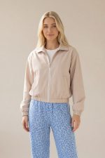 Το bomber jacket είναι το ιδανικό πανωφόρι για καθημερινά looks με άνεση και στυλ. Η αδιάβροχη υφή του το καθιστά πρακτικό για όλες τις ώρες, ενώ η χαλαρή γραμμή του προσφέρει ευκολία στις κινήσεις. Ένα basic κομμάτι που ταιριάζει με everything. Styling Tip Φόρεσέ το με jeans και sneakers για casual εμφανίσεις ή πάνω από φόρεμα για πιο elevated street style look.