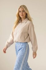 Το bomber jacket είναι το ιδανικό πανωφόρι για καθημερινά looks με άνεση και στυλ. Η αδιάβροχη υφή του το καθιστά πρακτικό για όλες τις ώρες, ενώ η χαλαρή γραμμή του προσφέρει ευκολία στις κινήσεις. Ένα basic κομμάτι που ταιριάζει με everything. Styling Tip Φόρεσέ το με jeans και sneakers για casual εμφανίσεις ή πάνω από φόρεμα για πιο elevated street style look.