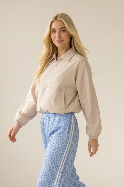 Το bomber jacket είναι το ιδανικό πανωφόρι για καθημερινά looks με άνεση και στυλ. Η αδιάβροχη υφή του το καθιστά πρακτικό για όλες τις ώρες, ενώ η χαλαρή γραμμή του προσφέρει ευκολία στις κινήσεις. Ένα basic κομμάτι που ταιριάζει με everything. Styling Tip Φόρεσέ το με jeans και sneakers για casual εμφανίσεις ή πάνω από φόρεμα για πιο elevated street style look.