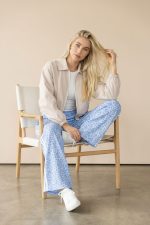 Το bomber jacket είναι το ιδανικό πανωφόρι για καθημερινά looks με άνεση και στυλ. Η αδιάβροχη υφή του το καθιστά πρακτικό για όλες τις ώρες, ενώ η χαλαρή γραμμή του προσφέρει ευκολία στις κινήσεις. Ένα basic κομμάτι που ταιριάζει με everything. Styling Tip Φόρεσέ το με jeans και sneakers για casual εμφανίσεις ή πάνω από φόρεμα για πιο elevated street style look.