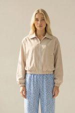 Το bomber jacket είναι το ιδανικό πανωφόρι για καθημερινά looks με άνεση και στυλ. Η αδιάβροχη υφή του το καθιστά πρακτικό για όλες τις ώρες, ενώ η χαλαρή γραμμή του προσφέρει ευκολία στις κινήσεις. Ένα basic κομμάτι που ταιριάζει με everything. Styling Tip Φόρεσέ το με jeans και sneakers για casual εμφανίσεις ή πάνω από φόρεμα για πιο elevated street style look.