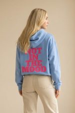 Baby blue oversized hoodie “Not in the Mood” με fluffy υφή και back print. One size έως XL. Ιδανικό για cozy & street style εμφανίσεις