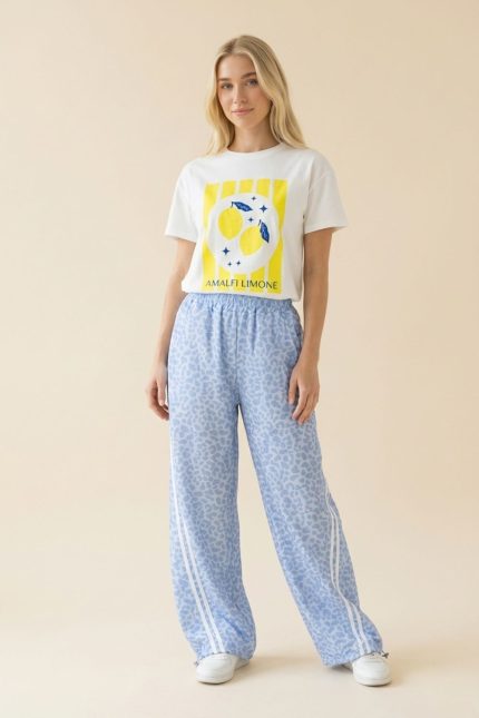 Animal Print Παντελόνα Φόρμα σε baby blue Η Animal Print Παντελόνα Φόρμα Baby Blue  συνδυάζει άνεση, θηλυκότητα και μοντέρνο στιλ. Ένα κομμάτι που ξεχωρίζει για το ιδιαίτερο animal print σχέδιο και την απαλή υφή του υφάσματος, ιδανικό για γυναίκες που θέλουν να νιώθουν άνετα αλλά και κομψές σε κάθε στιγμή της ημέρας. Η φαρδιά γραμμή της προσφέρει ελευθερία κινήσεων και κομψή εφαρμογή, ενώ η ελαστική μέση εξασφαλίζει τέλεια προσαρμογή στο σώμα. Το one size καλύπτει έως Large Plus, καθιστώντας την ιδανική επιλογή για πολλές σιλουέτες. Κατασκευασμένη από ποιοτικά και απαλά υφάσματα, φιλικά προς το δέρμα, προσφέρει μοναδική αίσθηση άνεσης όλη την ημέρα. Ιδανική επιλογή για casual εμφανίσεις, ταξίδια, καθημερινές εξόδους ή relaxed chic looks. Styling Tips Συνδύασε την baby blue animal print φόρμα με: • ένα λευκό basic t-shirt για minimal καθημερινό look • ένα oversized πουκάμισο για effortless chic εμφάνιση • sneakers για casual στυλ • πλατφόρμες ή sandals για πιο θηλυκό αποτέλεσμα Ένα κομμάτι που μπορεί εύκολα να φορεθεί από το πρωί μέχρι το βράδυ, δημιουργώντας stylish και άνετα outfits.