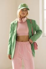 Viscose Soft Wide Pants in pink Κωδ.: 181 Η Viscose Soft Wide Pants είναι η ιδανική επιλογή για άνετες αλλά προσεγμένες καθημερινές εμφανίσεις. Η wide leg γραμμή χαρίζει ελευθερία κινήσεων και κομψή ροή στο περπάτημα, ενώ το viscose soft-touch ύφασμα προσφέρει δροσερή και απαλή αίσθηση στο σώμα. Η ελαστική μέση με κορδόνι εξασφαλίζει άνετη και προσαρμοζόμενη εφαρμογή, καθιστώντας το παντελόνι ιδανικό για καθημερινή χρήση, ταξίδια και all-day looks. Το φωτεινό κίτρινο χρώμα δίνει φρέσκια νότα σε κάθε σύνολο και συνδυάζεται εύκολα με basic αλλά και πιο chic κομμάτια. Άνετο, ελαφρύ και πρακτικό, αποτελεί βασικό κομμάτι καλοκαιρινής και μεταβατικής γκαρνταρόμπας. Styling Tip Συνδύασέ το με λευκό tank top ή satin πουκάμισο για καθαρό καλοκαιρινό look, ενώ με sneakers ή flat sandals δημιουργείς άνετο everyday outfit. Για πιο chic αποτέλεσμα, πρόσθεσε cropped cardigan ή ελαφρύ σακάκι και minimal αξεσουάρ.