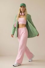 Viscose Soft Wide Pants in pink Κωδ.: 181 Η Viscose Soft Wide Pants είναι η ιδανική επιλογή για άνετες αλλά προσεγμένες καθημερινές εμφανίσεις. Η wide leg γραμμή χαρίζει ελευθερία κινήσεων και κομψή ροή στο περπάτημα, ενώ το viscose soft-touch ύφασμα προσφέρει δροσερή και απαλή αίσθηση στο σώμα. Η ελαστική μέση με κορδόνι εξασφαλίζει άνετη και προσαρμοζόμενη εφαρμογή, καθιστώντας το παντελόνι ιδανικό για καθημερινή χρήση, ταξίδια και all-day looks. Το φωτεινό κίτρινο χρώμα δίνει φρέσκια νότα σε κάθε σύνολο και συνδυάζεται εύκολα με basic αλλά και πιο chic κομμάτια. Άνετο, ελαφρύ και πρακτικό, αποτελεί βασικό κομμάτι καλοκαιρινής και μεταβατικής γκαρνταρόμπας. Styling Tip Συνδύασέ το με λευκό tank top ή satin πουκάμισο για καθαρό καλοκαιρινό look, ενώ με sneakers ή flat sandals δημιουργείς άνετο everyday outfit. Για πιο chic αποτέλεσμα, πρόσθεσε cropped cardigan ή ελαφρύ σακάκι και minimal αξεσουάρ.