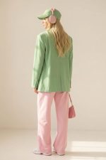Viscose Soft Wide Pants in pink Κωδ.: 181 Η Viscose Soft Wide Pants είναι η ιδανική επιλογή για άνετες αλλά προσεγμένες καθημερινές εμφανίσεις. Η wide leg γραμμή χαρίζει ελευθερία κινήσεων και κομψή ροή στο περπάτημα, ενώ το viscose soft-touch ύφασμα προσφέρει δροσερή και απαλή αίσθηση στο σώμα. Η ελαστική μέση με κορδόνι εξασφαλίζει άνετη και προσαρμοζόμενη εφαρμογή, καθιστώντας το παντελόνι ιδανικό για καθημερινή χρήση, ταξίδια και all-day looks. Το φωτεινό κίτρινο χρώμα δίνει φρέσκια νότα σε κάθε σύνολο και συνδυάζεται εύκολα με basic αλλά και πιο chic κομμάτια. Άνετο, ελαφρύ και πρακτικό, αποτελεί βασικό κομμάτι καλοκαιρινής και μεταβατικής γκαρνταρόμπας. Styling Tip Συνδύασέ το με λευκό tank top ή satin πουκάμισο για καθαρό καλοκαιρινό look, ενώ με sneakers ή flat sandals δημιουργείς άνετο everyday outfit. Για πιο chic αποτέλεσμα, πρόσθεσε cropped cardigan ή ελαφρύ σακάκι και minimal αξεσουάρ.