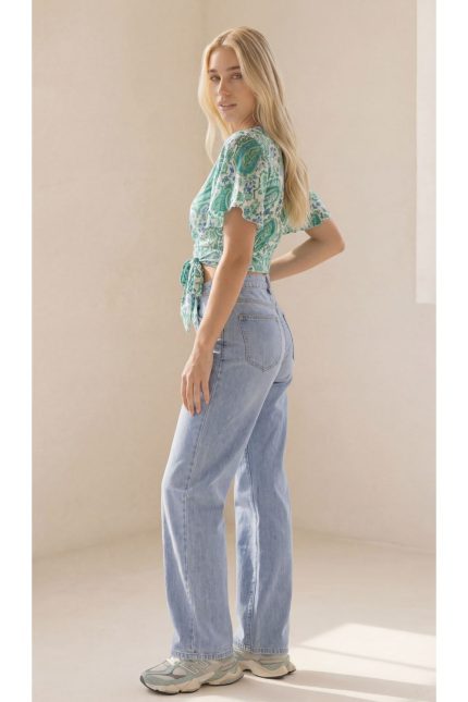 Wide Leg Τζιν Παντελόνι με Ασύμμετρη Μέση Το wide leg τζιν παντελόνι με ασύμμετρη μέση είναι ένα σύγχρονο και ιδιαίτερο κομμάτι που συνδυάζει μοντέρνο design με άνετη εφαρμογή. Η ψηλόμεση γραμμή αναδεικνύει τη σιλουέτα, ενώ το ασύμμετρο κούμπωμα στη μέση προσθέτει μοναδικό χαρακτήρα και fashion-forward αισθητική. Η wide fit γραμμή δημιουργεί κομψή κίνηση στο περπάτημα και προσφέρει άνεση για όλη την ημέρα. Το denim ύφασμα με ελαστικότητα εφαρμόζει όμορφα στο σώμα, διατηρώντας παράλληλα τη σταθερότητα και την άνεση. Ένα versatile κομμάτι που μπορεί εύκολα να φορεθεί σε casual καθημερινά looks αλλά και πιο stylish city outfits. Styling Tips Το wide leg denim παντελόνι είναι ιδανικό για πολλά outfits: • με sleeveless top για κομψό καλοκαιρινό look • με basic t-shirt και sneakers για casual εμφάνιση • με πουκάμισο και loafers για smart casual outfit • με cropped jacket για πιο fashion-forward styling