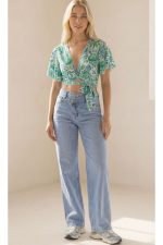 Wide Leg Τζιν Παντελόνι με Ασύμμετρη Μέση Το wide leg τζιν παντελόνι με ασύμμετρη μέση είναι ένα σύγχρονο και ιδιαίτερο κομμάτι που συνδυάζει μοντέρνο design με άνετη εφαρμογή. Η ψηλόμεση γραμμή αναδεικνύει τη σιλουέτα, ενώ το ασύμμετρο κούμπωμα στη μέση προσθέτει μοναδικό χαρακτήρα και fashion-forward αισθητική. Η wide fit γραμμή δημιουργεί κομψή κίνηση στο περπάτημα και προσφέρει άνεση για όλη την ημέρα. Το denim ύφασμα με ελαστικότητα εφαρμόζει όμορφα στο σώμα, διατηρώντας παράλληλα τη σταθερότητα και την άνεση. Ένα versatile κομμάτι που μπορεί εύκολα να φορεθεί σε casual καθημερινά looks αλλά και πιο stylish city outfits. Styling Tips Το wide leg denim παντελόνι είναι ιδανικό για πολλά outfits: • με sleeveless top για κομψό καλοκαιρινό look • με basic t-shirt και sneakers για casual εμφάνιση • με πουκάμισο και loafers για smart casual outfit • με cropped jacket για πιο fashion-forward styling