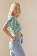 Wide Leg Τζιν Παντελόνι με Ασύμμετρη Μέση Το wide leg τζιν παντελόνι με ασύμμετρη μέση είναι ένα σύγχρονο και ιδιαίτερο κομμάτι που συνδυάζει μοντέρνο design με άνετη εφαρμογή. Η ψηλόμεση γραμμή αναδεικνύει τη σιλουέτα, ενώ το ασύμμετρο κούμπωμα στη μέση προσθέτει μοναδικό χαρακτήρα και fashion-forward αισθητική. Η wide fit γραμμή δημιουργεί κομψή κίνηση στο περπάτημα και προσφέρει άνεση για όλη την ημέρα. Το denim ύφασμα με ελαστικότητα εφαρμόζει όμορφα στο σώμα, διατηρώντας παράλληλα τη σταθερότητα και την άνεση. Ένα versatile κομμάτι που μπορεί εύκολα να φορεθεί σε casual καθημερινά looks αλλά και πιο stylish city outfits. Styling Tips Το wide leg denim παντελόνι είναι ιδανικό για πολλά outfits: • με sleeveless top για κομψό καλοκαιρινό look • με basic t-shirt και sneakers για casual εμφάνιση • με πουκάμισο και loafers για smart casual outfit • με cropped jacket για πιο fashion-forward styling