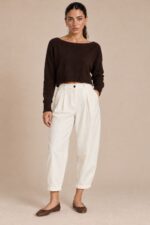 Baggy Office Παντελόνι in Khaki Κωδ: 21125 Χαρακτηριστικά Προϊόντος • Viscose mix ύφασμα • Άνετη baggy γραμμή • One Size – καλύπτει έως Large • Μαλακό ύφασμα με φίνα υφή • Κλείσιμο με κουμπί & φερμουάρ • Λάστιχο στη μέση (πίσω) για καλύτερη εφαρμογή • Ιδανικό για office & casual looks • Non-iron ύφασμα Διαστάσεις • Μέση: έως 82 cm • Περιφέρεια: έως 114 cm • Μήκος: περίπου 95 cm Φροντίδα • Πλύσιμο στους 30°C • Χωρίς στύψιμο • Δεν χρειάζεται σιδέρωμα