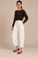 Baggy Office Παντελόνι in Khaki Κωδ: 21125 Χαρακτηριστικά Προϊόντος • Viscose mix ύφασμα • Άνετη baggy γραμμή • One Size – καλύπτει έως Large • Μαλακό ύφασμα με φίνα υφή • Κλείσιμο με κουμπί & φερμουάρ • Λάστιχο στη μέση (πίσω) για καλύτερη εφαρμογή • Ιδανικό για office & casual looks • Non-iron ύφασμα Διαστάσεις • Μέση: έως 82 cm • Περιφέρεια: έως 114 cm • Μήκος: περίπου 95 cm Φροντίδα • Πλύσιμο στους 30°C • Χωρίς στύψιμο • Δεν χρειάζεται σιδέρωμα