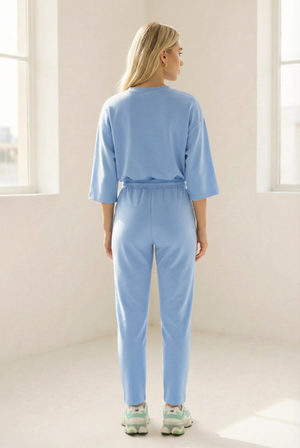 Apri Loose Viscose T-Shirt Baby Blue  Το Apri loose viscose t-shirt σε baby blue είναι η ιδανική επιλογή για άνετα και κομψά καθημερινά looks. Με χαλαρή γραμμή και ανάλαφρη εφαρμογή, προσφέρει ελευθερία κινήσεων και μοναδική αίσθηση δροσιάς. Η απαλή viscose σύνθεση χαρίζει breathable και ελαφριά υφή, ενώ τα φαρδιά 3/4 μανίκια προσθέτουν minimal και σύγχρονο στυλ. Ένα versatile κομμάτι που μπορεί να φορεθεί από το πρωί μέχρι το βράδυ, ιδανικό και για travel outfits χάρη στο non-iron ύφασμα. Ένα essential basic που συνδυάζει άνεση και κομψότητα.  Styling Tips • Συνδύασέ το με λευκό παντελόνι για fresh καλοκαιρινό look • Φόρεσέ το με jeans για effortless καθημερινό outfit • Ιδανικό με wide leg παντελόνια για minimal αισθητική • Ταιριάζει τέλεια με sneakers ή flat sandals