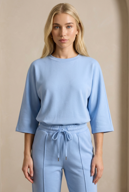 Apri Loose Viscose T-Shirt Baby Blue  Το Apri loose viscose t-shirt σε baby blue είναι η ιδανική επιλογή για άνετα και κομψά καθημερινά looks. Με χαλαρή γραμμή και ανάλαφρη εφαρμογή, προσφέρει ελευθερία κινήσεων και μοναδική αίσθηση δροσιάς. Η απαλή viscose σύνθεση χαρίζει breathable και ελαφριά υφή, ενώ τα φαρδιά 3/4 μανίκια προσθέτουν minimal και σύγχρονο στυλ. Ένα versatile κομμάτι που μπορεί να φορεθεί από το πρωί μέχρι το βράδυ, ιδανικό και για travel outfits χάρη στο non-iron ύφασμα. Ένα essential basic που συνδυάζει άνεση και κομψότητα.  Styling Tips • Συνδύασέ το με λευκό παντελόνι για fresh καλοκαιρινό look • Φόρεσέ το με jeans για effortless καθημερινό outfit • Ιδανικό με wide leg παντελόνια για minimal αισθητική • Ταιριάζει τέλεια με sneakers ή flat sandals