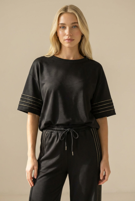 viscose σετ μπλούζα και παντελόνι plus size Το viscose σετ μπλούζα και παντελόνι plus size είναι η ιδανική επιλογή για άνετα, κομψά και ευέλικτα looks. Με ανάλαφρη υφή και loose εφαρμογή, προσφέρει απόλυτη ελευθερία κινήσεων και κομψότητα στην καθημερινότητα. Η μπλούζα με φαρδιά μανίκια χαρίζει άνεση και σύγχρονο minimal στυλ, ενώ το wide leg παντελόνι με ελαστική μέση προσαρμόζεται τέλεια στο σώμα. Το μαλακό viscose ύφασμα είναι breathable και ιδανικό για όλες τις ώρες της ημέρας — από χαλαρές εμφανίσεις μέχρι travel outfits. Ένα must-have σύνολο που συνδυάζει άνεση και στυλ.  Styling Tips • Φόρεσέ το με sneakers για casual καθημερινό look • Συνδύασέ το με σανδάλια για καλοκαιρινό outfit • Πρόσθεσε minimal κοσμήματα για chic αποτέλεσμα • Ιδανικό για ταξίδια χάρη στο non-iron ύφασμα