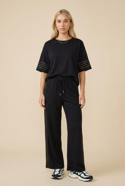 iscose σετ μπλούζα και παντελόνι plus size Το viscose σετ μπλούζα και παντελόνι plus size είναι η ιδανική επιλογή για άνετα, κομψά και ευέλικτα looks. Με ανάλαφρη υφή και loose εφαρμογή, προσφέρει απόλυτη ελευθερία κινήσεων και κομψότητα στην καθημερινότητα. Η μπλούζα με φαρδιά μανίκια χαρίζει άνεση και σύγχρονο minimal στυλ, ενώ το wide leg παντελόνι με ελαστική μέση προσαρμόζεται τέλεια στο σώμα. Το μαλακό viscose ύφασμα είναι breathable και ιδανικό για όλες τις ώρες της ημέρας — από χαλαρές εμφανίσεις μέχρι travel outfits. Ένα must-have σύνολο που συνδυάζει άνεση και στυλ.  Styling Tips • Φόρεσέ το με sneakers για casual καθημερινό look • Συνδύασέ το με σανδάλια για καλοκαιρινό outfit • Πρόσθεσε minimal κοσμήματα για chic αποτέλεσμα • Ιδανικό για ταξίδια χάρη στο non-iron ύφασμα