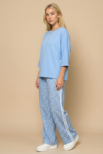 Animal Print Wide Leg Φόρμα in taupe Kωδ:6426taupe Η animal print φόρμα σε nude απόχρωση με wide leg γραμμή είναι η ιδανική επιλογή για άνετα αλλά και stylish καθημερινά looks. Με χαλαρή εφαρμογή και μοντέρνο design, προσφέρει απόλυτη ελευθερία κινήσεων και effortless στυλ. Η ελαστική μέση εξασφαλίζει τέλεια εφαρμογή σε κάθε σωματότυπο, ενώ το απαλό ύφασμα χαρίζει άνεση όλη μέρα. Το animal print pattern προσθέτει χαρακτήρα και fashion-forward αισθητική, κάνοντας το κομμάτι να ξεχωρίζει. Ιδανική για casual εμφανίσεις αλλά και athleisure outfits. 💫 Styling Tips • Συνδύασέ τη με basic t-shirt για everyday look • Φόρεσέ τη με crop top για πιο trendy outfit • Ιδανική με sneakers για sporty style • Ταιριάζει τέλεια με oversized hoodie