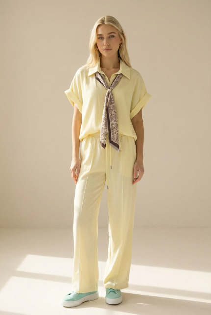 Το butter yellow κοντομάνικο boxy top με μαντήλι είναι το απόλυτο κομμάτι για effortless chic εμφανίσεις. Με minimal αισθητική και relaxed γραμμή, συνδυάζει άνεση και κομψότητα σε ένα σύγχρονο statement piece. Η boxy εφαρμογή και το τετράγωνο μανίκι χαρίζουν μοντέρνο χαρακτήρα, ενώ το αποσπώμενο μαντήλι προσθέτει μια διακριτική fashion λεπτομέρεια που αναβαθμίζει κάθε outfit. Το απαλό viscose ύφασμα προσφέρει δροσερή και ανάλαφρη αίσθηση, ιδανική για καθημερινά looks αλλά και πιο προσεγμένες εμφανίσεις. Φοριέται εύκολα από το πρωί έως το βράδυ και συνδυάζεται με παντελόνες, jeans ή σετ για ολοκληρωμένο αποτέλεσμα.  Styling Tips • Φόρεσέ το με wide leg παντελόνι για minimal chic look • Συνδύασέ το με denim για casual καθημερινό outfit • Δέσε το μαντήλι στον λαιμό ή φόρεσέ το στα μαλλιά για διαφορετικό styling • Πρόσθεσε sneakers ή mules για effortless αποτέλεσμα