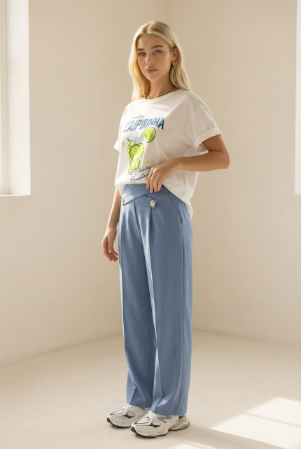 Η Παντελόνα Double είναι το απόλυτο κομμάτι για κομψά αλλά και άνετα looks. Με ανάλαφρο, λεπτό ύφασμα που δεν διαφανίζει, προσφέρει άψογη εφαρμογή και elegant κίνηση σε κάθε βήμα. Η άνετη γραμμή σε συνδυασμό με το λάστιχο στο πίσω μέρος εξασφαλίζει τέλεια προσαρμογή στο σώμα, ενώ η minimal αισθητική την κάνει εύκολη στο styling – από casual μέχρι πιο polished εμφανίσεις. Ιδανική επιλογή για καθημερινότητα, γραφείο αλλά και travel looks. Styling Tips