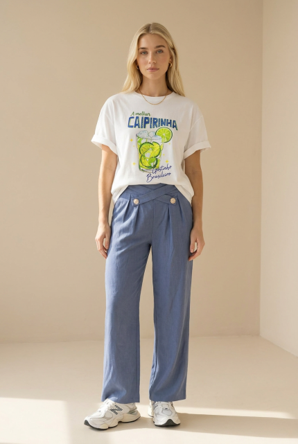 Η Παντελόνα Double είναι το απόλυτο κομμάτι για κομψά αλλά και άνετα looks. Με ανάλαφρο, λεπτό ύφασμα που δεν διαφανίζει, προσφέρει άψογη εφαρμογή και elegant κίνηση σε κάθε βήμα. Η άνετη γραμμή σε συνδυασμό με το λάστιχο στο πίσω μέρος εξασφαλίζει τέλεια προσαρμογή στο σώμα, ενώ η minimal αισθητική την κάνει εύκολη στο styling – από casual μέχρι πιο polished εμφανίσεις. Ιδανική επιλογή για καθημερινότητα, γραφείο αλλά και travel looks. Styling Tips