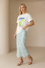 Το Cotton T-shirt Caipirinhaφέρνει άρωμα καλοκαιριού σε κάθε σου εμφάνιση. Με δροσερή lemon-inspired στάμπα και άνετη γραμμή, είναι το ιδανικό κομμάτι για χαλαρά αλλά stylish looks. Το μαλακό και ελαστικό βαμβάκι χαρίζει άνεση όλη μέρα, ενώ η κλασική στρογγυλή λαιμόκοψη και η relaxed εφαρμογή το κάνουν εύκολο να φορεθεί με τα πάντα – από jeans μέχρι πιο elegant παντελόνες. Ένα fun & fresh basic που ξεχωρίζει.  Styling Tips • Συνδύασέ το με wide leg παντελόνα για casual chic look • Φόρεσέ το με denim shorts για καλοκαιρινές εμφανίσεις • Βάλε το μέσα από ψηλόμεσο παντελόνι για πιο polished outfit • Ταιριάζει τέλεια με sneakers ή σανδάλια