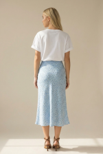 Το Cotton T-shirt Caipirinhaφέρνει άρωμα καλοκαιριού σε κάθε σου εμφάνιση. Με δροσερή lemon-inspired στάμπα και άνετη γραμμή, είναι το ιδανικό κομμάτι για χαλαρά αλλά stylish looks. Το μαλακό και ελαστικό βαμβάκι χαρίζει άνεση όλη μέρα, ενώ η κλασική στρογγυλή λαιμόκοψη και η relaxed εφαρμογή το κάνουν εύκολο να φορεθεί με τα πάντα – από jeans μέχρι πιο elegant παντελόνες. Ένα fun & fresh basic που ξεχωρίζει.  Styling Tips • Συνδύασέ το με wide leg παντελόνα για casual chic look • Φόρεσέ το με denim shorts για καλοκαιρινές εμφανίσεις • Βάλε το μέσα από ψηλόμεσο παντελόνι για πιο polished outfit • Ταιριάζει τέλεια με sneakers ή σανδάλια