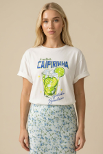 Το Cotton T-shirt Caipirinhaφέρνει άρωμα καλοκαιριού σε κάθε σου εμφάνιση. Με δροσερή lemon-inspired στάμπα και άνετη γραμμή, είναι το ιδανικό κομμάτι για χαλαρά αλλά stylish looks. Το μαλακό και ελαστικό βαμβάκι χαρίζει άνεση όλη μέρα, ενώ η κλασική στρογγυλή λαιμόκοψη και η relaxed εφαρμογή το κάνουν εύκολο να φορεθεί με τα πάντα – από jeans μέχρι πιο elegant παντελόνες. Ένα fun & fresh basic που ξεχωρίζει.  Styling Tips • Συνδύασέ το με wide leg παντελόνα για casual chic look • Φόρεσέ το με denim shorts για καλοκαιρινές εμφανίσεις • Βάλε το μέσα από ψηλόμεσο παντελόνι για πιο polished outfit • Ταιριάζει τέλεια με sneakers ή σανδάλια