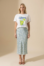 Το Cotton T-shirt Caipirinhaφέρνει άρωμα καλοκαιριού σε κάθε σου εμφάνιση. Με δροσερή lemon-inspired στάμπα και άνετη γραμμή, είναι το ιδανικό κομμάτι για χαλαρά αλλά stylish looks. Το μαλακό και ελαστικό βαμβάκι χαρίζει άνεση όλη μέρα, ενώ η κλασική στρογγυλή λαιμόκοψη και η relaxed εφαρμογή το κάνουν εύκολο να φορεθεί με τα πάντα – από jeans μέχρι πιο elegant παντελόνες. Ένα fun & fresh basic που ξεχωρίζει.  Styling Tips • Συνδύασέ το με wide leg παντελόνα για casual chic look • Φόρεσέ το με denim shorts για καλοκαιρινές εμφανίσεις • Βάλε το μέσα από ψηλόμεσο παντελόνι για πιο polished outfit • Ταιριάζει τέλεια με sneakers ή σανδάλια