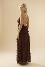 Maxi Φόρεμα με Ruffles  Cross Back Το Maxi Φόρεμα με Ruffles  Cross Backσχέδιο είναι η απόλυτη επιλογή για εντυπωσιακές και θηλυκές εμφανίσεις. Με αέρινη γραμμή και layered βολάν, χαρίζει μοναδική κίνηση και κομψότητα σε κάθε βήμα. Η ανοιχτή πλάτη με χιαστί λεπτά ραντάκια προσθέτει αισθησιασμό και κομψότητα, ενώ το ύφασμα αγκαλιάζει το σώμα χωρίς να διαγράφει. Το διακριτικό φερμουάρ στο πλάι εξασφαλίζει εύκολη εφαρμογή. Ιδανικό για βραδιν