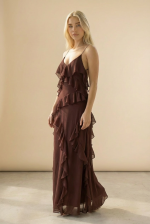 Maxi Φόρεμα με Ruffles  Cross Back Το Maxi Φόρεμα με Ruffles  Cross Backσχέδιο είναι η απόλυτη επιλογή για εντυπωσιακές και θηλυκές εμφανίσεις. Με αέρινη γραμμή και layered βολάν, χαρίζει μοναδική κίνηση και κομψότητα σε κάθε βήμα. Η ανοιχτή πλάτη με χιαστί λεπτά ραντάκια προσθέτει αισθησιασμό και κομψότητα, ενώ το ύφασμα αγκαλιάζει το σώμα χωρίς να διαγράφει. Το διακριτικό φερμουάρ στο πλάι εξασφαλίζει εύκολη εφαρμογή. Ιδανικό για βραδιν