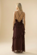 Maxi Φόρεμα με Ruffles  Cross Back Το Maxi Φόρεμα με Ruffles  Cross Backσχέδιο είναι η απόλυτη επιλογή για εντυπωσιακές και θηλυκές εμφανίσεις. Με αέρινη γραμμή και layered βολάν, χαρίζει μοναδική κίνηση και κομψότητα σε κάθε βήμα. Η ανοιχτή πλάτη με χιαστί λεπτά ραντάκια προσθέτει αισθησιασμό και κομψότητα, ενώ το ύφασμα αγκαλιάζει το σώμα χωρίς να διαγράφει. Το διακριτικό φερμουάρ στο πλάι εξασφαλίζει εύκολη εφαρμογή. Ιδανικό για βραδιν