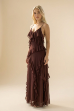 Maxi Φόρεμα με Ruffles  Cross Back Το Maxi Φόρεμα με Ruffles  Cross Backσχέδιο είναι η απόλυτη επιλογή για εντυπωσιακές και θηλυκές εμφανίσεις. Με αέρινη γραμμή και layered βολάν, χαρίζει μοναδική κίνηση και κομψότητα σε κάθε βήμα. Η ανοιχτή πλάτη με χιαστί λεπτά ραντάκια προσθέτει αισθησιασμό και κομψότητα, ενώ το ύφασμα αγκαλιάζει το σώμα χωρίς να διαγράφει. Το διακριτικό φερμουάρ στο πλάι εξασφαλίζει εύκολη εφαρμογή. Ιδανικό για βραδιν