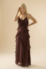 Maxi Φόρεμα με Ruffles  Cross Back Το Maxi Φόρεμα με Ruffles  Cross Backσχέδιο είναι η απόλυτη επιλογή για εντυπωσιακές και θηλυκές εμφανίσεις. Με αέρινη γραμμή και layered βολάν, χαρίζει μοναδική κίνηση και κομψότητα σε κάθε βήμα. Η ανοιχτή πλάτη με χιαστί λεπτά ραντάκια προσθέτει αισθησιασμό και κομψότητα, ενώ το ύφασμα αγκαλιάζει το σώμα χωρίς να διαγράφει. Το διακριτικό φερμουάρ στο πλάι εξασφαλίζει εύκολη εφαρμογή. Ιδανικό για βραδιν