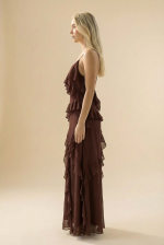 Maxi Φόρεμα με Ruffles  Cross Back Το Maxi Φόρεμα με Ruffles  Cross Backσχέδιο είναι η απόλυτη επιλογή για εντυπωσιακές και θηλυκές εμφανίσεις. Με αέρινη γραμμή και layered βολάν, χαρίζει μοναδική κίνηση και κομψότητα σε κάθε βήμα. Η ανοιχτή πλάτη με χιαστί λεπτά ραντάκια προσθέτει αισθησιασμό και κομψότητα, ενώ το ύφασμα αγκαλιάζει το σώμα χωρίς να διαγράφει. Το διακριτικό φερμουάρ στο πλάι εξασφαλίζει εύκολη εφαρμογή. Ιδανικό για βραδιν