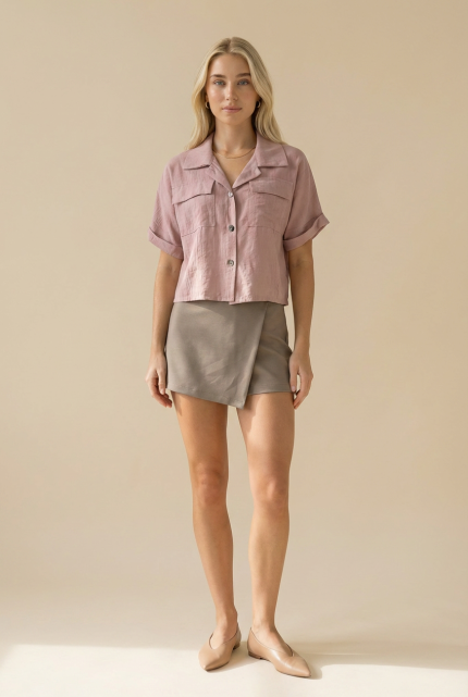 Cargo cropped πουκαμίσο ΚΩΔ:26101 Το cargo cropped πουκαμίσο είναι το ιδανικό κομμάτι για μοντέρνα και άνετα καθημερινά looks. Με κανονική προς άνετη γραμμή και utility αισθητική, συνδυάζει πρακτικότητα και στυλ. Ο cropped σχεδιασμός δίνει νεανικό χαρακτήρα, ενώ οι cargo λεπτομέρειες και το τετράγωνο μανίκι προσθέτουν cool, relaxed ύφος. Φοριέται εύκολα από το πρωί μέχρι το βράδυ και συνδυάζεται άψογα με παντελόνια, φούστες ή σορτς. Minimal αλλά με χαρακτήρα. Styling Tips • Συνδύασέ το με ψηλόμεσο παντελόνι για balanced silhouette • Φόρεσέ το με mini φούστα για chic city look • Ιδανικό με sneakers ή flat για καθημερινό outfit • Άνοιξέ το σαν overshirt πάνω από top για layering