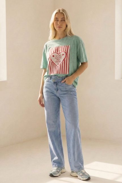 Oversized Cotton T-Shirt More Amore Το oversized cotton t-shirt “More Amore” είναι το απόλυτο statement κομμάτι για casual και fun εμφανίσεις. Με άνετη unisex γραμμή και μαλακό βαμβακερό ύφασμα, προσφέρει άνεση και στυλ όλη μέρα. Το ιδιαίτερο print με καρδιά και μήνυμα “More Amore Per Favore” δίνει playful και μοντέρνο χαρακτήρα, μετατρέποντας ένα basic t-shirt σε fashion item που ξεχωρίζει. Ιδανικό για καθημερινά looks με χαρακτήρα και θετική διάθεση. Styling Tips • Συνδύασέ το με jeans για effortless καθημερινό look • Φόρεσέ το με shorts για καλοκαιρινό outfit • Ταιριάζει τέλεια με sneakers για casual style • Βάλε το μέσα από blazer για cool contrast