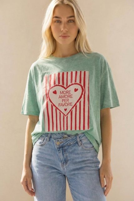 Oversized Cotton T-Shirt More Amore Το oversized cotton t-shirt “More Amore” είναι το απόλυτο statement κομμάτι για casual και fun εμφανίσεις. Με άνετη unisex γραμμή και μαλακό βαμβακερό ύφασμα, προσφέρει άνεση και στυλ όλη μέρα. Το ιδιαίτερο print με καρδιά και μήνυμα “More Amore Per Favore” δίνει playful και μοντέρνο χαρακτήρα, μετατρέποντας ένα basic t-shirt σε fashion item που ξεχωρίζει. Ιδανικό για καθημερινά looks με χαρακτήρα και θετική διάθεση. Styling Tips • Συνδύασέ το με jeans για effortless καθημερινό look • Φόρεσέ το με shorts για καλοκαιρινό outfit • Ταιριάζει τέλεια με sneakers για casual style • Βάλε το μέσα από blazer για cool contrast