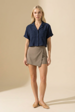 Cargo cropped πουκαμίσο ΚΩΔ:26101 Το cargo cropped πουκαμίσο είναι το ιδανικό κομμάτι για μοντέρνα και άνετα καθημερινά looks. Με κανονική προς άνετη γραμμή και utility αισθητική, συνδυάζει πρακτικότητα και στυλ. Ο cropped σχεδιασμός δίνει νεανικό χαρακτήρα, ενώ οι cargo λεπτομέρειες και το τετράγωνο μανίκι προσθέτουν cool, relaxed ύφος. Φοριέται εύκολα από το πρωί μέχρι το βράδυ και συνδυάζεται άψογα με παντελόνια, φούστες ή σορτς. Minimal αλλά με χαρακτήρα. Styling Tips • Συνδύασέ το με ψηλόμεσο παντελόνι για balanced silhouette • Φόρεσέ το με mini φούστα για chic city look • Ιδανικό με sneakers ή flat για καθημερινό outfit • Άνοιξέ το σαν overshirt πάνω από top για layering