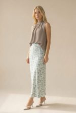 Σατινέ Floral Midi Φούστα   Kωδ:3705 Η σατινέ floral midi φούστα 7/8 είναι το απόλυτο κομμάτι για κομψές και ρομαντικές εμφανίσεις. Με Α γραμμή που χαρίζει φυσική κίνηση και ανάλαφρη εφαρμογή, αγκαλιάζει το σώμα χωρίς να πιέζει. Το ελαφρύ σατινέ ύφασμα με απαλή υφή και το διακριτικό floral μοτίβο δημιουργούν ένα elegant αποτέλεσμα που μπορεί να φορεθεί από το πρωί έως το βράδυ. Ένα versatile κομμάτι που συνδυάζει άνεση και στυλ. Ιδανική επιλογή για chic καθημερινά looks αλλά και πιο ιδιαίτερες εμφανίσεις.  Styling Tips • Συνδύασέ τη με basic top για minimal chic look • Φόρεσέ τη με πουκάμισο για elegant office outfit • Ιδανική με heels για βραδινή έξοδο • Ταιριάζει τέλεια με sneakers για casual style